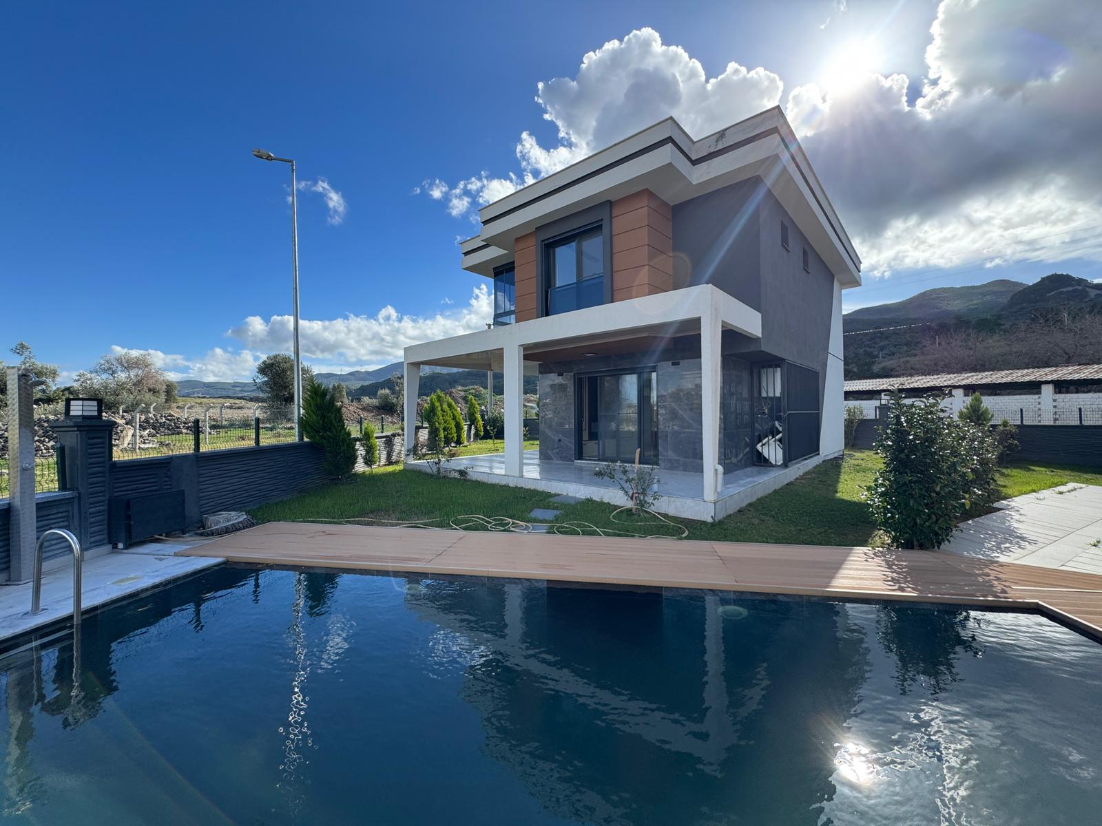 KUŞADASI DAVUTLAR’DA TAM MÜSTAKİL 4+1 DUBLEKS VİLLA